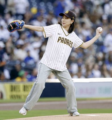 Baseball: Dodgers vs. Padres Former Japanese Table tennis, Tischtennis player Kasumi Ishikawa, a winner of three Olympic women s team medals, throws the ceremonial first pitch ahead of a baseball game between the Los Angeles Dodgers and the San Diego Padres at Petco Park in San Diego, California, on May 19, 2026.  A14AA0005587330P