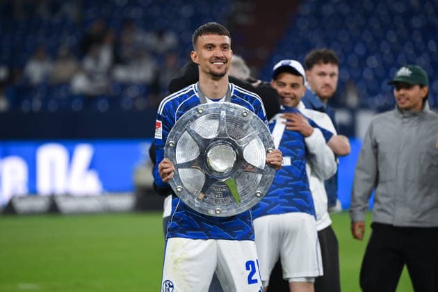 Dejan Ljubicic (FC Schalke 04) mit der Meisterschale 17.05.2026, Fussball 2. Bundesliga, Saison 2025 2026, 34. Spieltag, FC Schalke 04 - Eintracht Braunschweig 1:0 DFL regulations prohibit any use of photographs as image sequences and or quasi-video Gelsenkirchen Veltins Arena Nordrhein Westfalen Deutschland *** Dejan Ljubicic FC Schalke 04 with the championship trophy 17 05 2026, Football 2 Bundesliga, Season 2025 2026, 34 Matchday, FC Schalke 04 Eintracht Braunschweig 1 0 DFL regulations prohibit any use of photographs as image sequences and or quasi video Gelsenkirchen Veltins Arena Nordrhein Westfalen Germany Team2