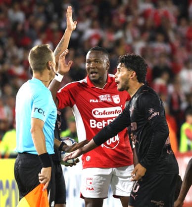 Independiente Santa Fe (COL) Vs Platense - Copa CONMEBOL Libertadores Players from Independiente Santa Fe of Colombia and Platense of Argentina argue during a match on Matchday 5 of Group E in the 2026 CONMEBOL Libertadores Cup, played at the Nemesio Camacho El Campin Stadium in Bogota, Colombia. Bogota Colombia  Copyright: xDanielxGarzonxHerazox originalFilename:garzonherazo-notitle260519_npmSS.jpg