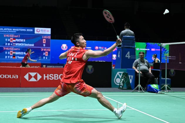 (260520) -- KUALA LUMPUR, May 20, 2026 -- Lu Guangzu of China hits a return during the men s singles round of 32 match between Lu Guangzu of China and Jason Gunawan of China s Hong Kong at 2026 Malaysia Masters badminton tournament in Kuala Lumpur, Malaysia, May 20, 2026. (Photo by Xinhua) (SP)MALAYSIA-KUALA LUMPUR-BADMINTON-MALAYSIA MASTERS-MEN S SINGLES ChongxVoonxChung 