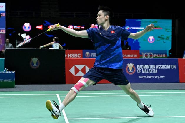 (260520) -- KUALA LUMPUR, May 20, 2026 -- Jason Gunawan of China s Hong Kong hits a return during the men s singles round of 32 match between Lu Guangzu of China and Jason Gunawan of China s Hong Kong at 2026 Malaysia Masters badminton tournament in Kuala Lumpur, Malaysia, May 20, 2026. (Photo by Xinhua) (SP)MALAYSIA-KUALA LUMPUR-BADMINTON-MALAYSIA MASTERS-MEN S SINGLES ChongxVoonxChung 