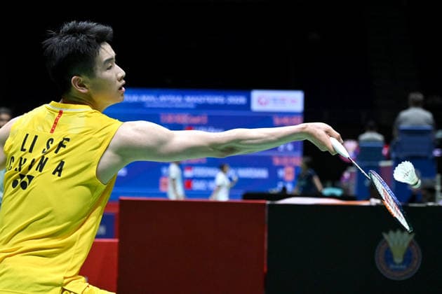 (260520) -- KUALA LUMPUR, May 20, 2026 -- Li Shifeng of China hits a return during the men s singles round of 32 match between Li Shifeng of China and Koga Minoru of Japan at 2026 Malaysia Masters badminton tournament in Kuala Lumpur, Malaysia, May 20, 2026. (Photo by Xinhua) (SP)MALAYSIA-KUALA LUMPUR-BADMINTON-MALAYSIA MASTERS-MEN S SINGLES ChongxVoonxChung 