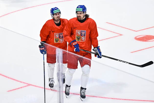 From left Jakub Flek, Daniel Vozenilek of Czech Republic attend a training session of Czech national hockey team at the IIHF World Championship, WM, Weltmeisterschaft in Fribourg, Switzerland, May 20, 2026. (CTKxPhoto RadekxPetrasek) CTKPhotoP2026052003882  CTKPhotoP2026052003882