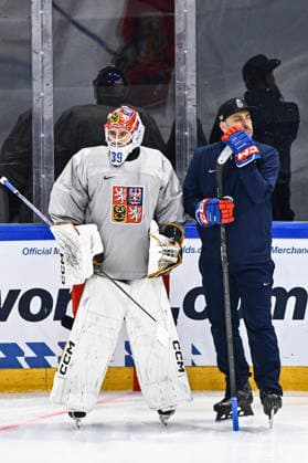 From left goalie Dominik Pavlat and goalie coach Ondrej Pavelec of Czech Republic attend a training session of Czech national hockey team at the IIHF World Championship, WM, Weltmeisterschaft in Fribourg, Switzerland, May 20, 2026. (CTKxPhoto RadekxPetrasek) CTKPhotoP2026052003906  CTKPhotoP2026052003906