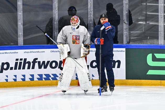 From left goalie Dominik Pavlat and goalie coach Ondrej Pavelec of Czech Republic attend a training session of Czech national hockey team at the IIHF World Championship, WM, Weltmeisterschaft in Fribourg, Switzerland, May 20, 2026. (CTKxPhoto RadekxPetrasek) CTKPhotoP2026052003907  CTKPhotoP2026052003907