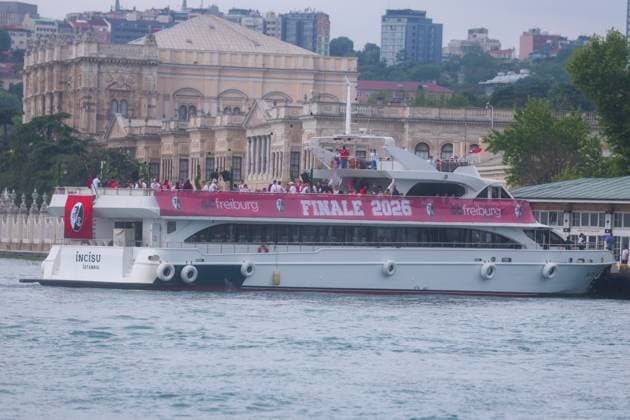 20.05.2026 - SOCCER - 2025-2026 UEFA EUROPA LEAGUE FINAL, SC Freiburg vs Aston Villa SC Freiburg fan ship carrying supporters of SC Freiburg arriving on the Bosphorus ahead of the final, with fans celebrating on board during the maritime journey to the stadium. ISTANBUL ISTANBUL, BESIKTAS PARK TÜPRAS STADIUM BESIKTAS PARK TÜPRAS STADIUM TÜRKIYE