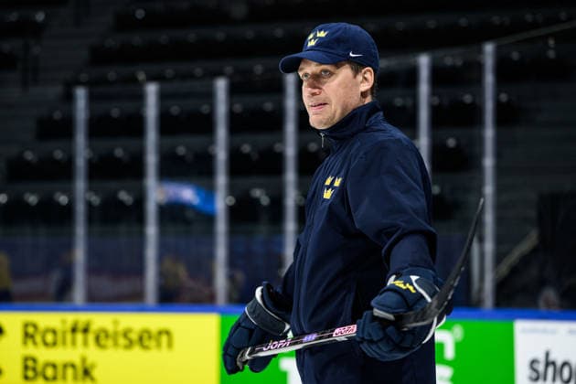 260520 Head coach Sam Hallam of Sweden at a practice session during the 2026 IIHF Ice Hockey World Championship on May 20, 2026 in Fribourg Photo Jesper Zerman BILDBYRAN kod JZ JZ0721 ishockey ice hockey ishockey vm 2026 vm 2026 iihf world championship träning practice sverige sweden day 6 bbeng sverige sweden  Copyright: JESPERxZERMAN BB260520JZ003