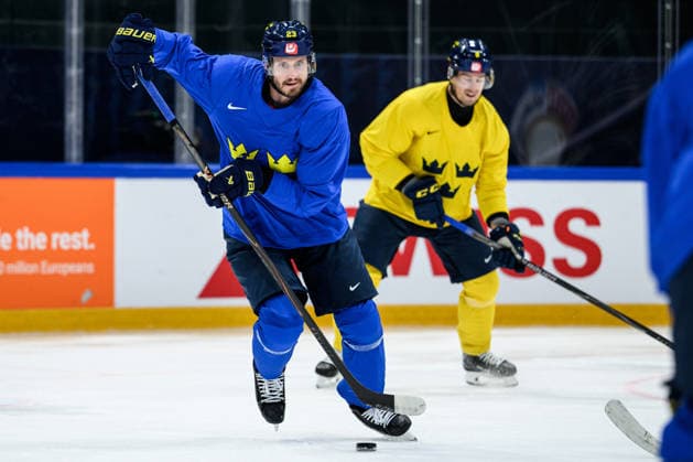 260520 Oliver Ekman Larsson of Sweden at a practice session during the 2026 IIHF Ice Hockey World Championship on May 20, 2026 in Fribourg Photo Jesper Zerman BILDBYRAN kod JZ JZ0721 ishockey ice hockey ishockey vm 2026 vm 2026 iihf world championship träning practice sverige sweden day 6 bbeng  Copyright: JESPERxZERMAN BB260520JZ027