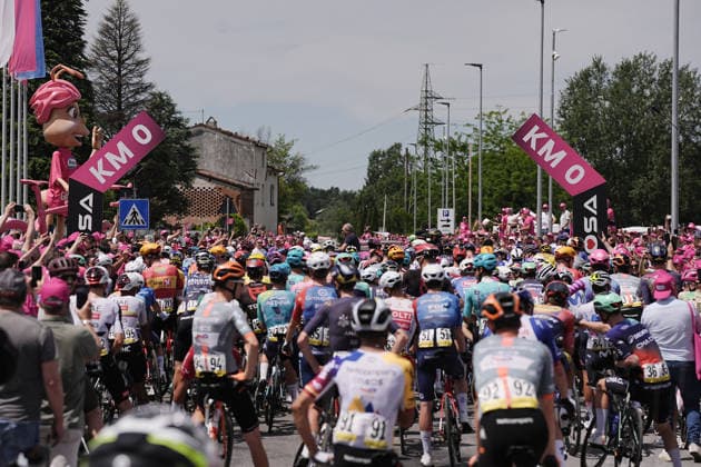 The pack rides during Stage 11 of the Giro d™Italia, from Porcari to Chiavari, Italy, Wednesday, May 20, 2026.  Copyright: xMarcoxAlpozzix xLaPressex