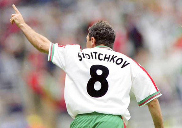 960613 Football, UEFA EURO, EM, Europameisterschaft,Fussball 1996 (England), Group B, Bulgaria - Romania 1-0: Bulgarias Hristo Stoitchkov (R) celebrates his 1-0 goal. Photo: BILDBYRAN M023_05 960613bulro 960613 dia bbeng em em96 em 96 em 1996 em1996 fotboll football soccer bulgaria v romania euro uefa euro 1996 euro1996 euro96 european championships europamästerskap st james park newcastle june 13 1996 *** 960613 Football, Uefa EURO 1996 England , Group B, Bulgaria Romania 1 0 Bulgarias Hristo Stoitchkov R celebrates his 1 0 goal Photo BILDBYRAN M023 05 960613bulro 960613 dia bbeng em em96 em 96 em 1996 em1996 football soccer bulgaria v romania euro uefa euro 1996 euro1996 euro96 european championships european championships st james park newcastle june 13 1996  Copyright: BILDBYRAN BB960613BB085