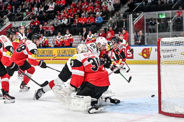 ZURICH, SWITZERLAND MAY 20 Timo Meier of Switzerland tries to score against goalkeeper David Kickert of Austria during the 2026 IIHF Ice Hockey World Championship Switzerland game between Austria and Switzerland at Swiss Life Arena on May 20, 2026 in Zurich, Zurich Zurich Swiss Life Arena Zurich Switzerland Copyright: xJustPictures.ch AndreaxBrancax jp-en-EuSpIm-JP7_ANB_Aut_Swi_20052026_6518