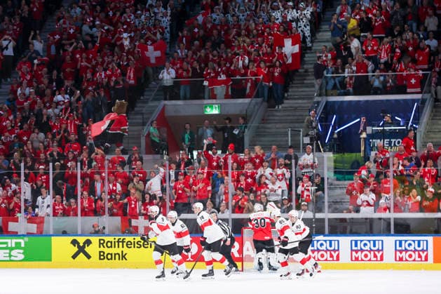 Ice hockey, Eishockey - IIHF WC 2026 ZURICH,SWITZERLAND,20.MAY.26 - ICE HOCKEY - IIHF Ice Hockey World Championship, WM, Weltmeisterschaft 2026, group stage, Austria vs Switzerland. Image shows the rejoicing of Team SUI and the disappointment of David Kickert (AUT).  GEPAxpictures xMaticxKlansek