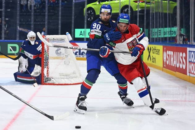 L-R Dylan Di Perna (ITA) and Matyas Melovsky (CZE) in action during the 2026 IIHF World Championship, WM, Weltmeisterschaft Group B, match Czechia vs Italy, Fribourg, Switzerland, on May 20, 2026. (CTKxPhoto RadekxPetrasek) CTKPhotoP2026052007320  CTKPhotoP2026052007320