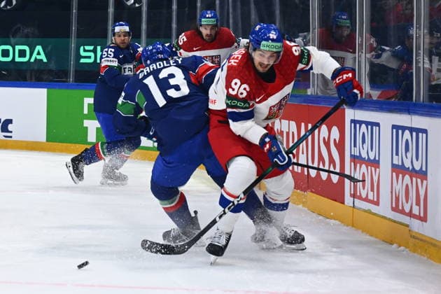 L-R Matt Bradley (ITA) and David Tomasek (CZE) in action during the 2026 IIHF World Championship, WM, Weltmeisterschaft Group B, match Czechia vs Italy, Fribourg, Switzerland, on May 20, 2026. (CTKxPhoto RadekxPetrasek) CTKPhotoP2026052007366  CTKPhotoP2026052007366