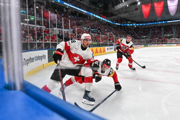 ZURICH, SWITZERLAND MAY 20 Timo Meier of Switzerland and Lucas Thaler of Austria battle along the boards during the 2026 IIHF Ice Hockey World Championship Switzerland game between Austria and Switzerland at Swiss Life Arena on May 20, 2026 in Zurich, Zurich Zurich Swiss Life Arena Zurich Switzerland Copyright: xJustPictures.ch AndreaxBrancax jp-en-EuSpIm-JP7_ANB_Aut_Swi_20052026_6435