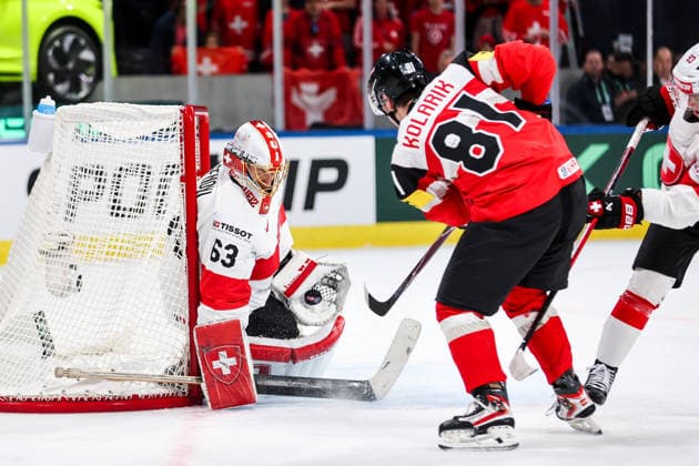 Ice hockey, Eishockey - IIHF WC 2026 ZURICH,SWITZERLAND,20.MAY.26 - ICE HOCKEY - IIHF Ice Hockey World Championship, WM, Weltmeisterschaft 2026, group stage, Austria vs Switzerland. Image shows Leonardo Genoni (SUI) and Leon Kolarik (AUT).  GEPAxpictures xMaticxKlansek