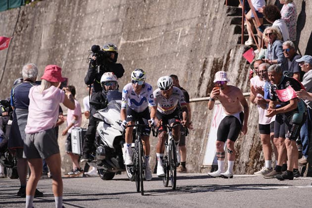 Spain™s Enric Mas Nicolau of Movistar Team and Ecuador™s Manuel Jhonatan Narvaez of UAE Team Emirates XRG during Stage 11 of the Giro d™Italia, from Porcari to Chiavari, Italy, Wednesday, May 20, 2026.  Copyright: xMarcoxAlpozzi LaPressex