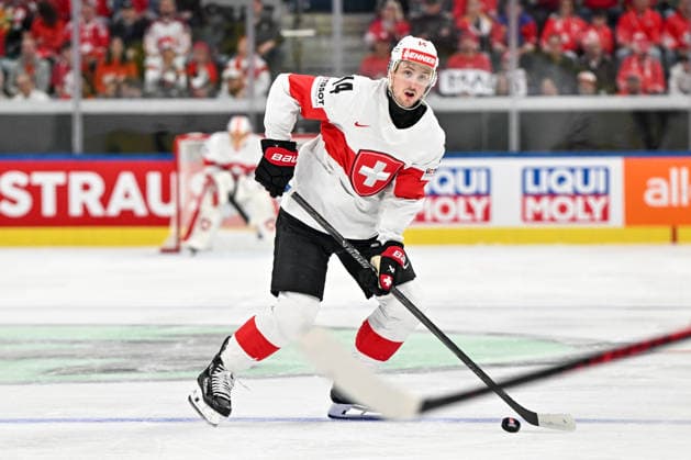 ZURICH, SWITZERLAND MAY 20 Dean Kukan of Switzerland in action during the 2026 IIHF Ice Hockey World Championship Switzerland game between Austria and Switzerland at Swiss Life Arena on May 20, 2026 in Zurich, Zurich Zurich Swiss Life Arena Zurich Switzerland Copyright: xJustPictures.ch AndreaxBrancax jp-en-EuSpIm-JP7_ANB_Aut_Swi_20052026_7208