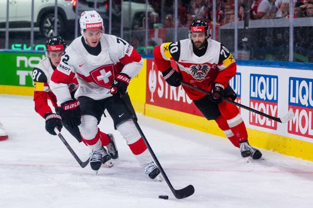 ZURICH, SWITZERLAND - MAY 20: Leon Kolarik (Austria, 81) and Benjamin Nissner (Austria, 70) against Dominik Egli (Switzerland, 72) during the Preliminary Round - Group A Match 25 between Austria and Switzerland at the IIHF Ice hockey, Eishockey World Championship, WM, Weltmeisterschaft 2026, Swiss Life Arena on May 20, 2026 in Zurich, Switzerland. Zurich Switzerland Copyright: xTimoxSteinx
