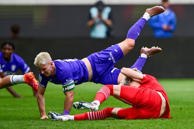 Finale ceskeho fotbaloveho poharu MOL Cupu: FK Jablonec - MFK Karvina, 20. kvetna 2026, Hradec Kralove. Zleva Sebastian Bohac z Karvine a brankar Vladimir Neuman z Karvine. (CTKxPhoto DavidxTanecek) CTKPhotoP2026052008395  CTKPhotoP2026052008395