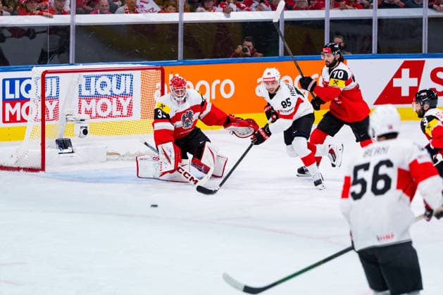 ZURICH, SWITZERLAND - MAY 20: Sven Andrighetto (Switzerland, 85) against Florian Vorauer (Austria, 33) during the Preliminary Round - Group A Match 25 between Austria and Switzerland at the IIHF Ice hockey, Eishockey World Championship, WM, Weltmeisterschaft 2026, Swiss Life Arena on May 20, 2026 in Zurich, Switzerland. Zurich Switzerland Copyright: xTimoxSteinx