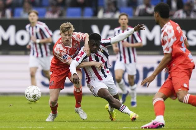 TILBURG - (lr) Nick Verschuren of FC Volendam, Samuel Bamba of Willem II during the promotion relegation play-off final match between Willem II and FC Volendam at the Koning Willem II Stadion on 20 May 2026 in Tilburg, the Netherlands. TOBIAS KLEUVER ANP Play-offs Promotion Relegation - FINAL 2025-2026 xVIxANPxSportx xxANPxIVx 558866200 originalFilename: 558866200.jpg