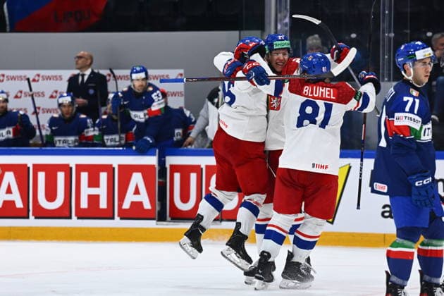 Scorer Marek Alscher (CZE) celebrates with his teammates during the 2026 IIHF World Championship, WM, Weltmeisterschaft Group B, match Czechia vs Italy, Fribourg, Switzerland, on May 20, 2026. (CTKxPhoto RadekxPetrasek) CTKPhotoP2026052008359  CTKPhotoP2026052008359
