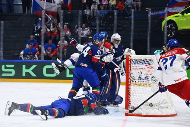 Goalkeeper Damian Clara (ITA), middle, receives the first goal during the 2026 IIHF World Championship, WM, Weltmeisterschaft Group B, match Czechia vs Italy, Fribourg, Switzerland, on May 20, 2026. (CTKxPhoto RadekxPetrasek) CTKPhotoP2026052008372  CTKPhotoP2026052008372