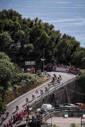 The pack ride during Stage 11 of the Giro d™Italia, from Porcari to Chiavari, Italy, Wednesday, May 20, 2026.  Copyright: xMarcoxAlpozzi LaPressex