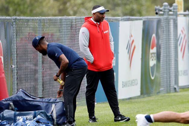 FOXBOROUGH, MA - MAY 09: New England Patriots secondary coach Scott Booker during New England Patriots rookie camp on May 9, 2026, at Gillette Stadium in Foxborough, Massachusetts. (Photo by Fred Kfoury III Icon Sportswire) NFL, American Football Herren, USA MAY 09 New England Patriots Workout EDITORIAL USE ONLY Icon482260509051