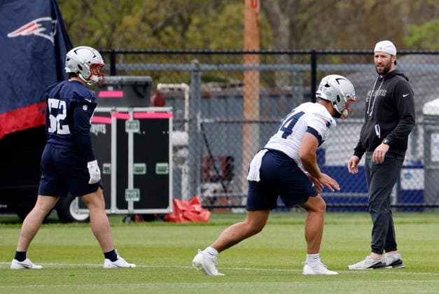 FOXBOROUGH, MA - MAY 09: New England Patriots special teams coordinator Jeremy Springer works with Declan Williams 52 of the New England Patriots and Tanner Arkin 84 of the New England Patriots during New England Patriots rookie camp on May 9, 2026, at Gillette Stadium in Foxborough, Massachusetts. (Photo by Fred Kfoury III Icon Sportswire) NFL, American Football Herren, USA MAY 09 New England Patriots Workout EDITORIAL USE ONLY Icon482260509052