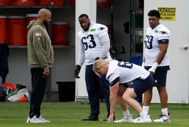 FOXBOROUGH, MA - MAY 09: New England Patriots offensive line assistant Jonathan Decoster monitors Elijah Simonson 65 of the New England Patriots as Mehki Butler 63 of the New England Patriots and JonDarius Morgan 69 of the New England Patriots wait their turn during New England Patriots rookie camp on May 9, 2026, at Gillette Stadium in Foxborough, Massachusetts. (Photo by Fred Kfoury III Icon Sportswire) NFL, American Football Herren, USA MAY 09 New England Patriots Workout EDITORIAL USE ONLY Icon482260509066