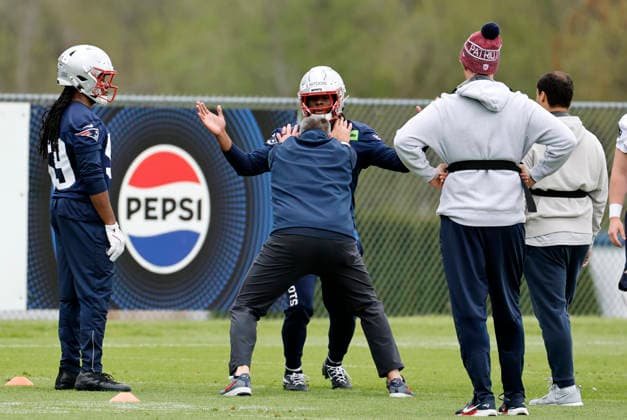 FOXBOROUGH, MA - MAY 09: New England Patriots head coach Mike Vrabel demonstrates a block on Quintayvious Hutchins 45 of the New England Patriots during New England Patriots rookie camp on May 9, 2026, at Gillette Stadium in Foxborough, Massachusetts. (Photo by Fred Kfoury III Icon Sportswire) NFL, American Football Herren, USA MAY 09 New England Patriots Workout EDITORIAL USE ONLY Icon482260509085