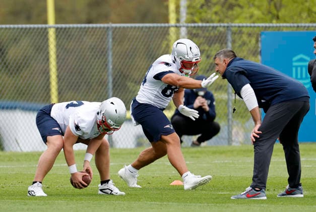 FOXBOROUGH, MA - MAY 09: New England Patriots head coach Mike Vrabel lines up during New England Patriots rookie camp on May 9, 2026, at Gillette Stadium in Foxborough, Massachusetts. (Photo by Fred Kfoury III Icon Sportswire) NFL, American Football Herren, USA MAY 09 New England Patriots Workout EDITORIAL USE ONLY Icon482260509086