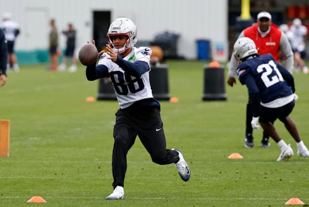 FOXBOROUGH, MA - MAY 09: Cameron Dorner 88 of the New England Patriots grabs the ball during New England Patriots rookie camp on May 9, 2026, at Gillette Stadium in Foxborough, Massachusetts. (Photo by Fred Kfoury III Icon Sportswire) NFL, American Football Herren, USA MAY 09 New England Patriots Workout EDITORIAL USE ONLY Icon482260509090