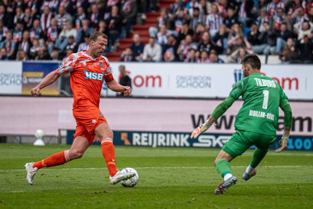 2026-05-20 Willem II v FC Volendam - Dutch Keuken Kampioen Divisie Play-Offs TILBURG, NETHERLANDS - MAY 20: Henk Veerman of FC Volendam dribbles past Thomas Didillon-Hodl of Willem II during the Dutch Keuken Kampioen Divisie Play-Offs match between Willem II and FC Volendam at Koning Willem II Stadion on May 20, 2026 in Tilburg, Netherlands. Tilburg Koning Willem II Stadion Netherlands Content not available for redistribution in The Netherlands directly or indirectly through any third parties. Copyright: xGabrielxCalvinoxAlonsox