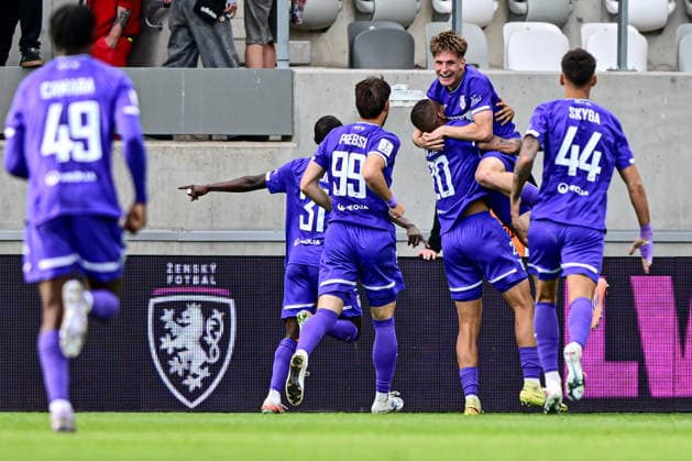 Finale ceskeho fotbaloveho poharu MOL Cupu: FK Jablonec - MFK Karvina, 20. kvetna 2026, Hradec Kralove. Hraci Karvine slavi druhy gol. (CTKxPhoto DavidxTanecek) CTKPhotoP2026052009029  CTKPhotoP2026052009029