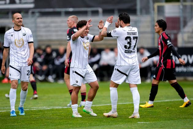 from left Phil Halbauer SVS, 20 , scorer Yanis Outman SVS, 17 , Pascal Testroet SVS, 37 , players of SV Sandhausen SVS , celebrate the goal, celebrate the goal, goal, celebration, jubilation, joy, optimistic, positive, match scene, highlight, action, 20 05 2026, Sandhausen Germany , football, anniversary match, SV Sandhausen Eintracht Frankfurt xozx