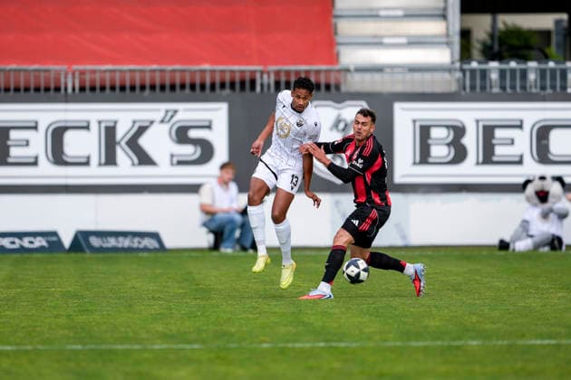 v li Yannick Osee SVS, 13 , Lukas Sonnenwald SGE, 44 , duel, duel, tackle, tackling, dynamics, action, action, 20 05 2026, Sandhausen Germany , football, anniversary match, SV Sandhausen Eintracht Frankfurt xozx