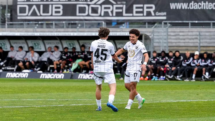 from left Batu Jonathan Akgöz SVS, 45 , goal scorer Yanis Outman SVS, 17 , players of SV Sandhausen SVS , cheer about the goal to 1 0, jubilation, goal celebration, celebrate the goal, goal, celebration, cheers about the goal, joy, joy, rejoices, optimistic, positive, game scene, highlight, action, action, 20 05 2026, Sandhausen Germany , football, anniversary game, SV Sandhausen Eintracht Frankfurt xozx