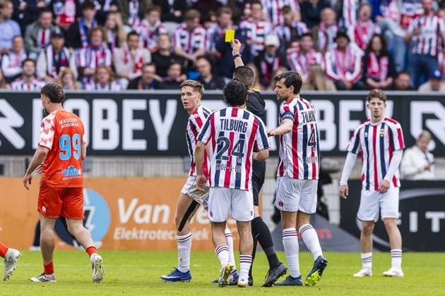 TILBURG , 20-05-2026 , Koning Willem II Stadium , season 2025 - 2026 , Dutch Keuken Kampioen Divisie football , First leg of the Keuken Kampioen Play-Offs final , match between Willem II and FC Volendam , picture shows Willem II player Gijs Besselink gets yellow card from referee Jeroen Manschot Willem II - Volendam (play off)  x203843054x Copyright: