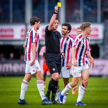 TILBURG , 20-05-2026 , Koning Willem II Stadium , season 2025 2026 , Dutch Keuken Kampioen Divisie football , First leg of the Keuken Kampioen Play-Offs final , match between Willem II and FC Volendam , picture shows Referee Jeroen Manschot shows yellow card to Willem II player Gijs Besselink Willem II - Volendam (play off)  x203843059x Copyright: