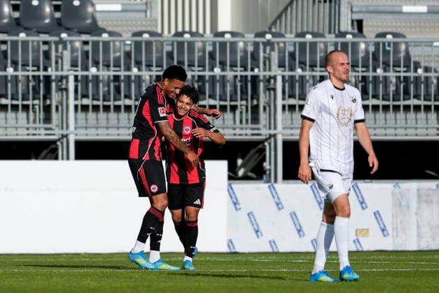 from left goal scorer Jeremiaha Maluze SGE, 37 , Marvin Dills SGE, 45 , players of Eintracht Frankfurt, cheer about the goal to 1 1, jubilation, goal celebration, celebrate the goal, goal, celebration, cheers about the goal, rejoice, joy, rejoices, optimistic, positive, game scene, highlight, action, 20 05 2026, Sandhausen Germany , football, anniversary game, SV Sandhausen Eintracht Frankfurt xozx