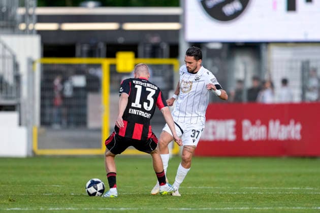 v li Rasmus Kristensen SGE, 13 , Pascal Testroet SVS, 37 , duel, duel, tackle, tackling, dynamics, action, action, 20 05 2026, Sandhausen Germany , football, anniversary match, SV Sandhausen Eintracht Frankfurt xozx