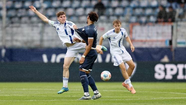 Final U19 Westfalenpokal VfL Bochum FC Schalke 04 FOR EDITORIAL PURPOSES ONLY p L R Jonas Zgorecki FC Schalke 04 in a duel with Desmomnd Fischer VfL Bochum during the U19 Westfalenpokal Final between VfL Bochum and FC Schalke 04 on May 20, 2026 at Vonovia Ruhrstadion in Bochum Germany Nordrhein Westfalen Bochum Copyright ChristofxKöpsel Copyright: ChristofxKöpsel doc85xil6kjtx4iem25uqs ,EDITORIAL USE ONLY Copyright: ChristofxKöpsel