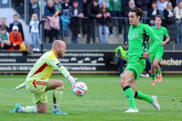 Goalkeeper Alexander Moll SC Spelle Venhaus and Florian Neuhaus Borussia Moenchengladbach battle for the ball, Friendly match, SC Spelle Venhaus v Borussia Moenchengladbach, Getraenke Hoffmann Stadion on May 20, 2026 in Spelle, Germany Photo by Marco Steinbrenner DeFodi Images Goalkeeper Alexander Moll SC Spelle Venhaus and Florian Neuhaus Borussia Moenchengladbach battle for the ball, Friendly match, SC Spelle Venhaus v Borussia Moenchengladbach, Getraenke Hoffmann Stadion, May 20, 2026 in Spelle, Germany Photo by Marco Steinbrenner DeFodi Images