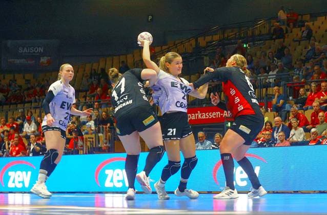 Joanna Granicka Oldenburg tries against Laura Szabo Zwickau, right and Charlotte Kähr Zwickau Handball Women 1 Bundesliga Play off round BSV Sachsen Zwickau VfL Oldenburg on 20 5 2026 at Sparkassen Arena Zwickau BSV Sachsen Zwickau VfL Oldenburg
