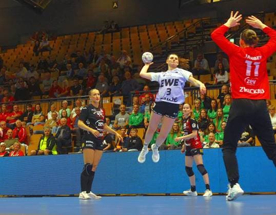 Lana Teiken Oldenburg in front of goalkeeper Lilly Janßen Zwickau, right Handball Women 1 Bundesliga Play off round BSV Sachsen Zwickau VfL Oldenburg on 20 5 2026 at Sparkassen Arena Zwickau BSV Sachsen Zwickau VfL Oldenburg