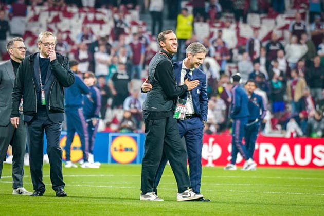 Turkey Football UEFA Europa League 2025 2026, final in Istanbul SC Freiburg vs Aston Villa Tüpras Stadyumu Istanbul Julian Schuster SC Freiburg, coach and Jochen Saier SC Freiburg, board member as well as Klemens Hartenbach SC Freiburg, sports director and Tobias Schaetzle SC Freiburg, team manager on the pitch Copyright: xJOERANxSTEINSIEKx