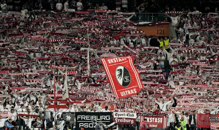 Ahead of UEFA Europa League final - Freiburg v Aston Villa ISTANBUL, TURKIYE - MAY 20: Freiburg supporters cheer for their team ahead of the UEFA Europa League final match between Freiburg and Aston Villa at Besiktas Park in Istanbul, Turkiye, on May 20, 2026. Arife Karakum Anadolu Istanbul Turkey. Editorial use only. Please get in touch for any other usage.  Copyright: x2026xAnadoluxArifexKarakumx